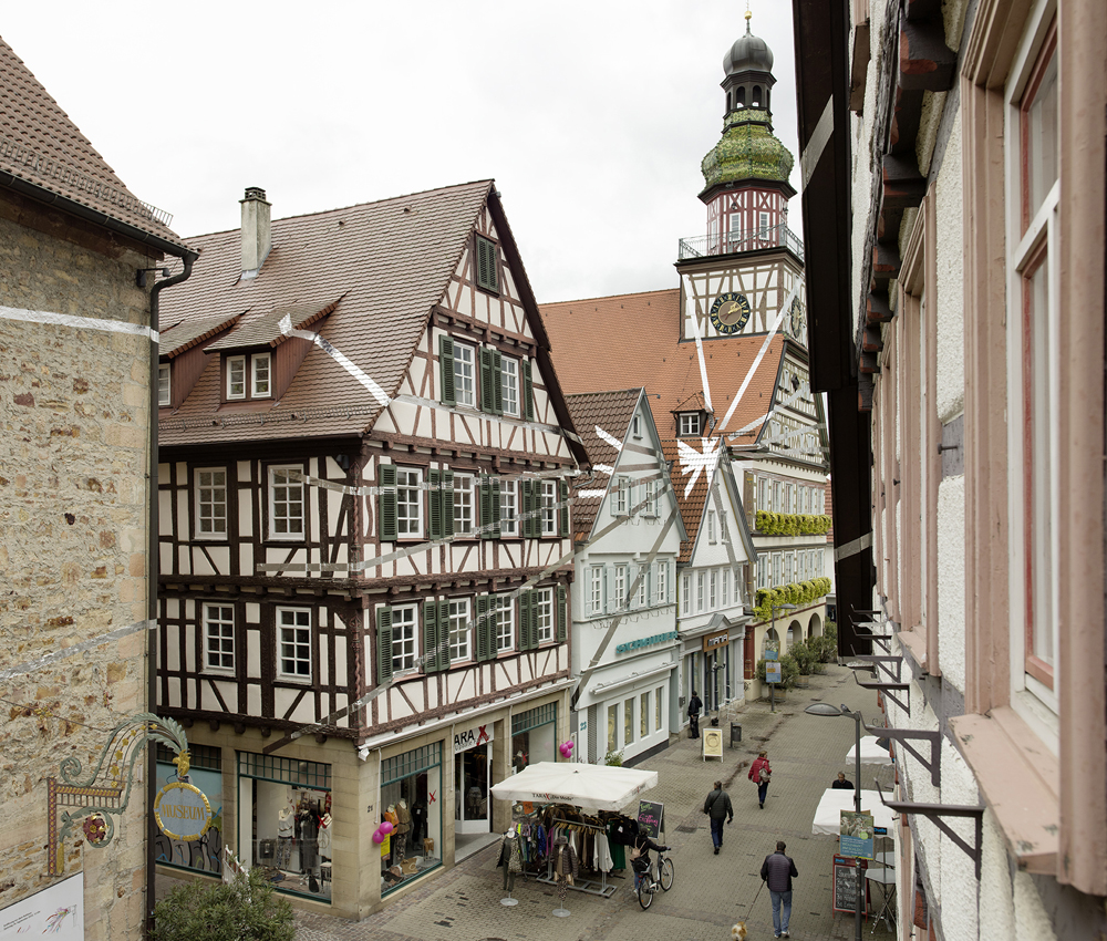 Douze points pour six droites, Site-specific, Kirchheim unter Teck, Allemagne, 2022, Exposition : "Felice Varini"