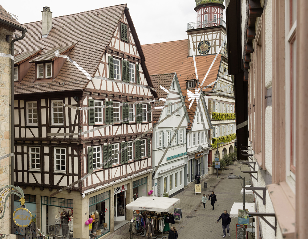 Douze points pour six droites, Site-specific, Kirchheim unter Teck, Allemagne, 2022, Exposition : "Felice Varini"