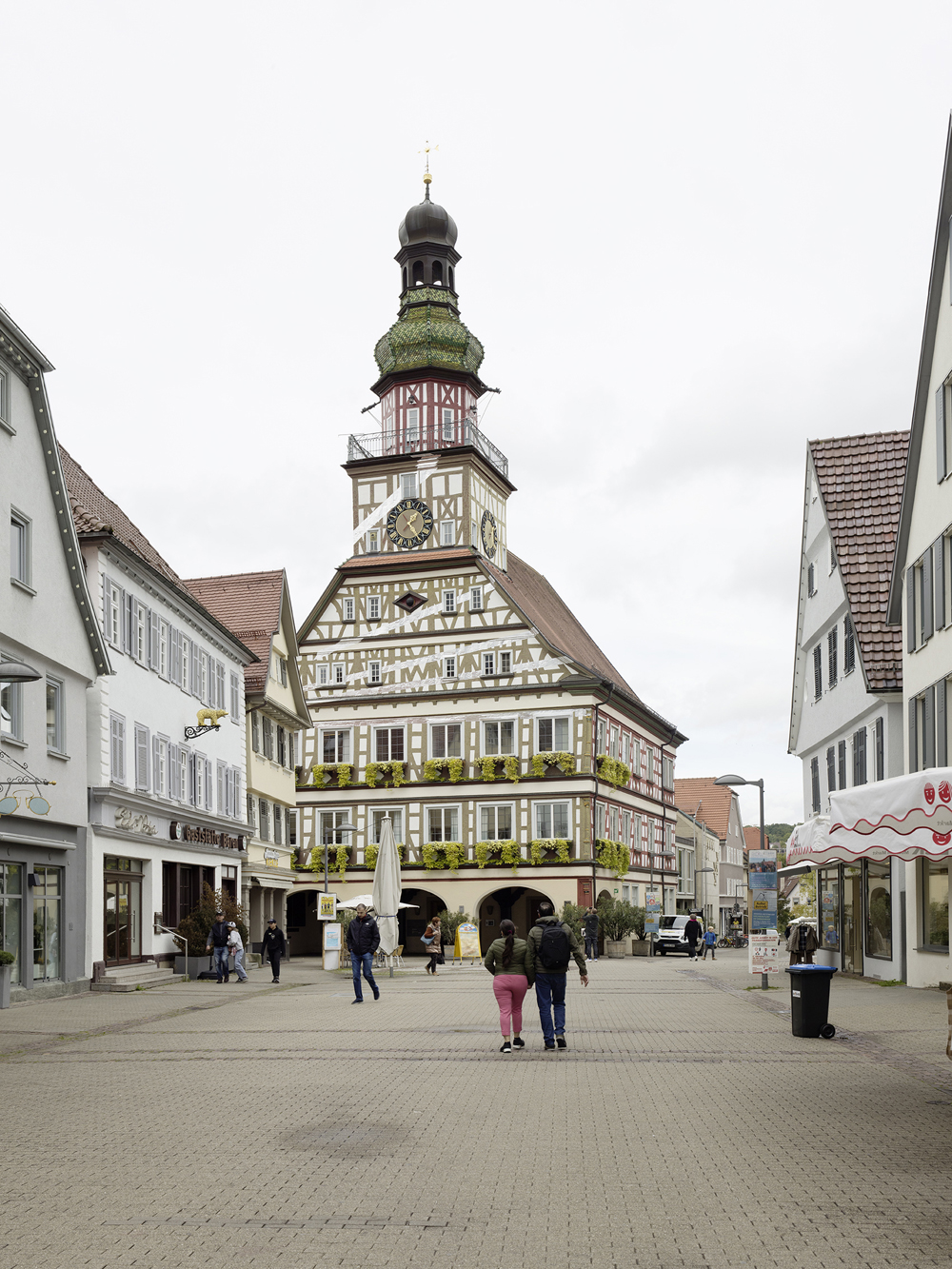 Douze points pour six droites, Site-specific, Kirchheim unter Teck, Allemagne, 2022, Exposition : "Felice Varini"
