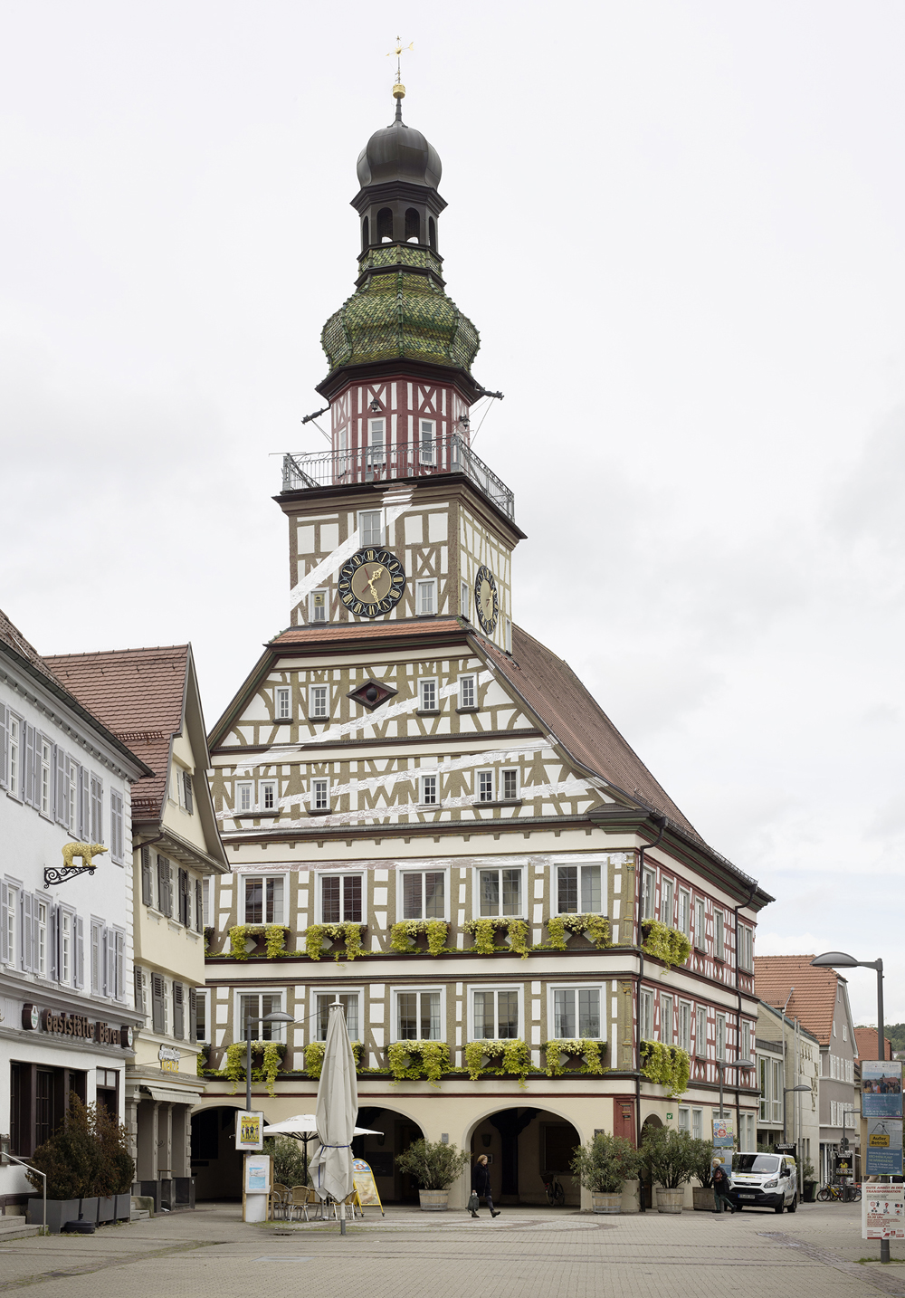 Douze points pour six droites, Site-specific, Kirchheim unter Teck, Allemagne, 2022, Exposition : "Felice Varini"