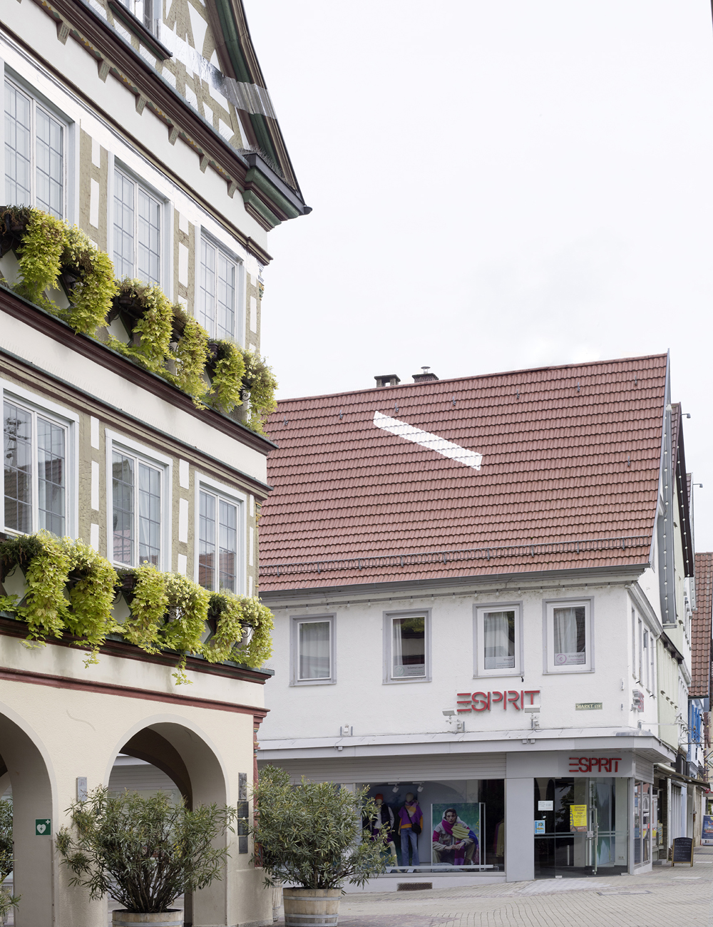 Douze points pour six droites, Site-specific, Kirchheim unter Teck, Allemagne, 2022, Exposition : "Felice Varini"