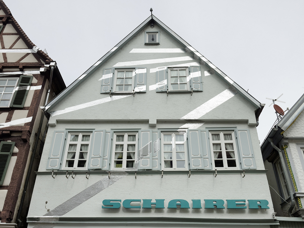 Douze points pour six droites, Site-specific, Kirchheim unter Teck, Allemagne, 2022, Exposition : "Felice Varini"