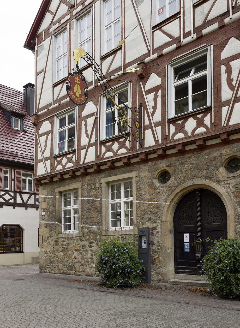 Douze points pour six droites, Site-specific, Kirchheim unter Teck, Allemagne, 2022, Exposition : "Felice Varini"