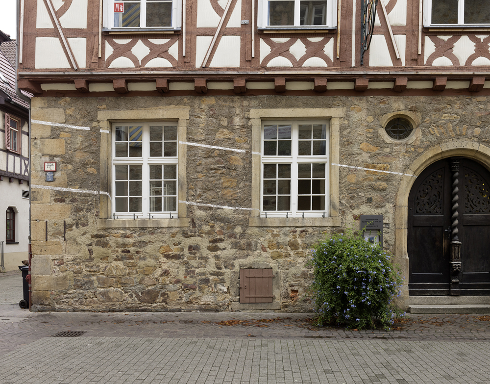 Douze points pour six droites, Site-specific, Kirchheim unter Teck, Allemagne, 2022, Exposition : "Felice Varini"