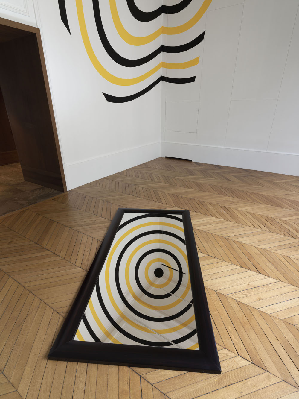Miroir au sol pour les deux angles, 77 rue du Feaubourg Saint Honoré, Paris, France, Courtesy Albarran Bourdais, 2022, Exposition "D’éclat en éclats", Studio Liaigre