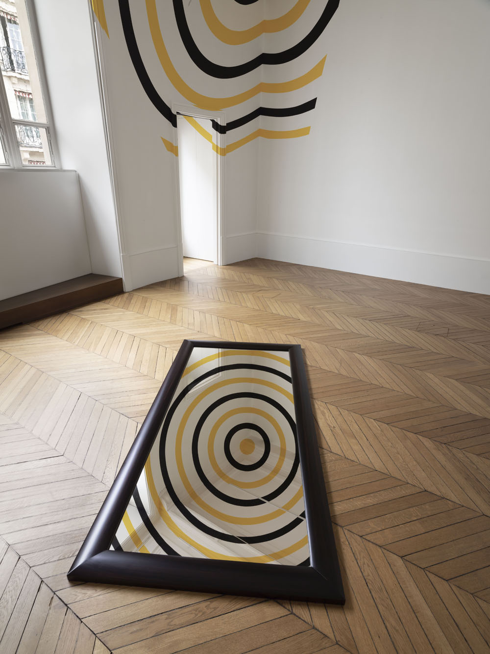 Miroir au sol pour les deux angles, 77 rue du Feaubourg Saint Honoré, Paris, France, Courtesy Albarran Bourdais, 2022, Exposition "D’éclat en éclats", Studio Liaigre