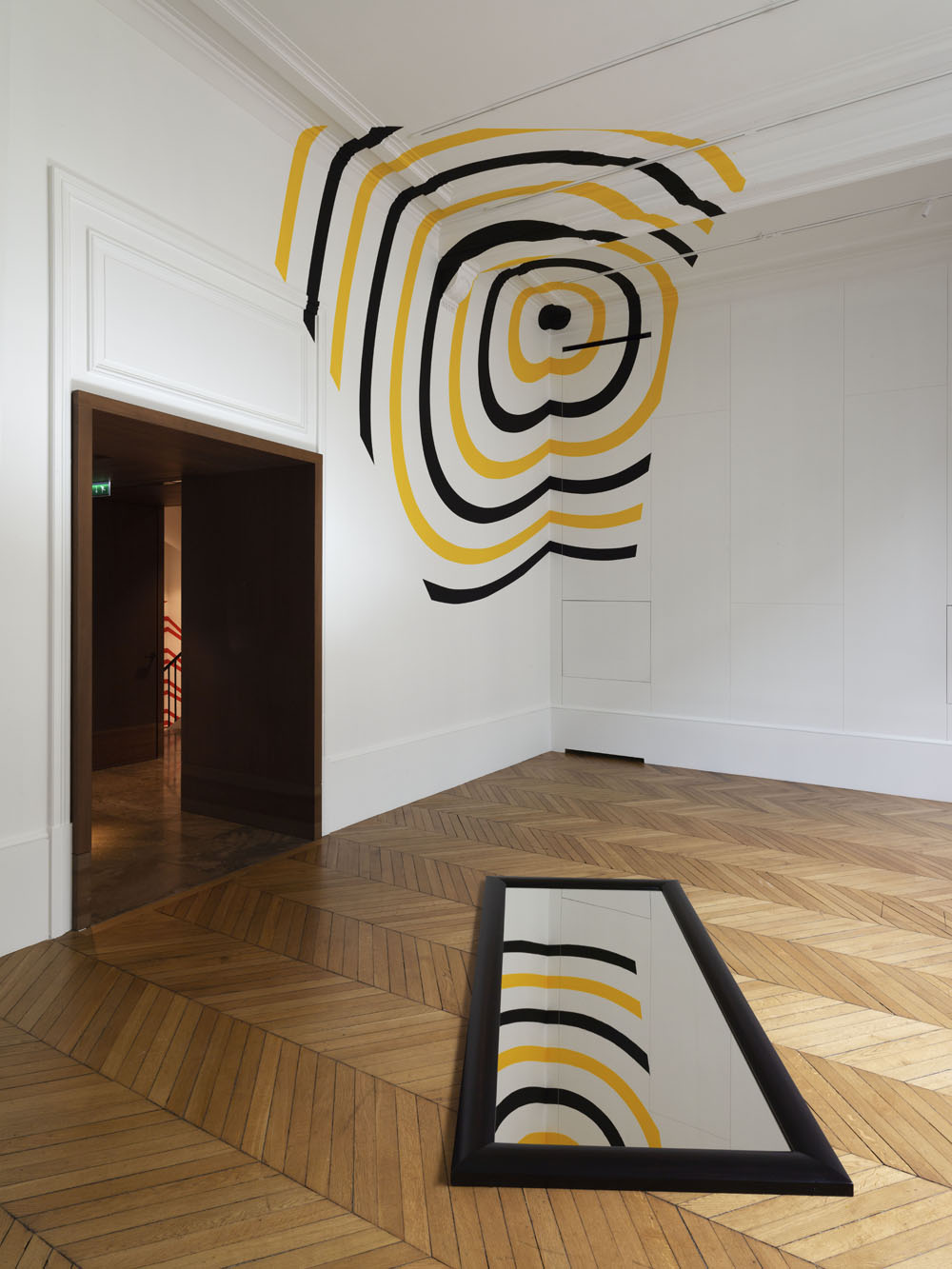 Miroir au sol pour les deux angles, 77 rue du Feaubourg Saint Honoré, Paris, France, Courtesy Albarran Bourdais, 2022, Exposition "D’éclat en éclats", Studio Liaigre