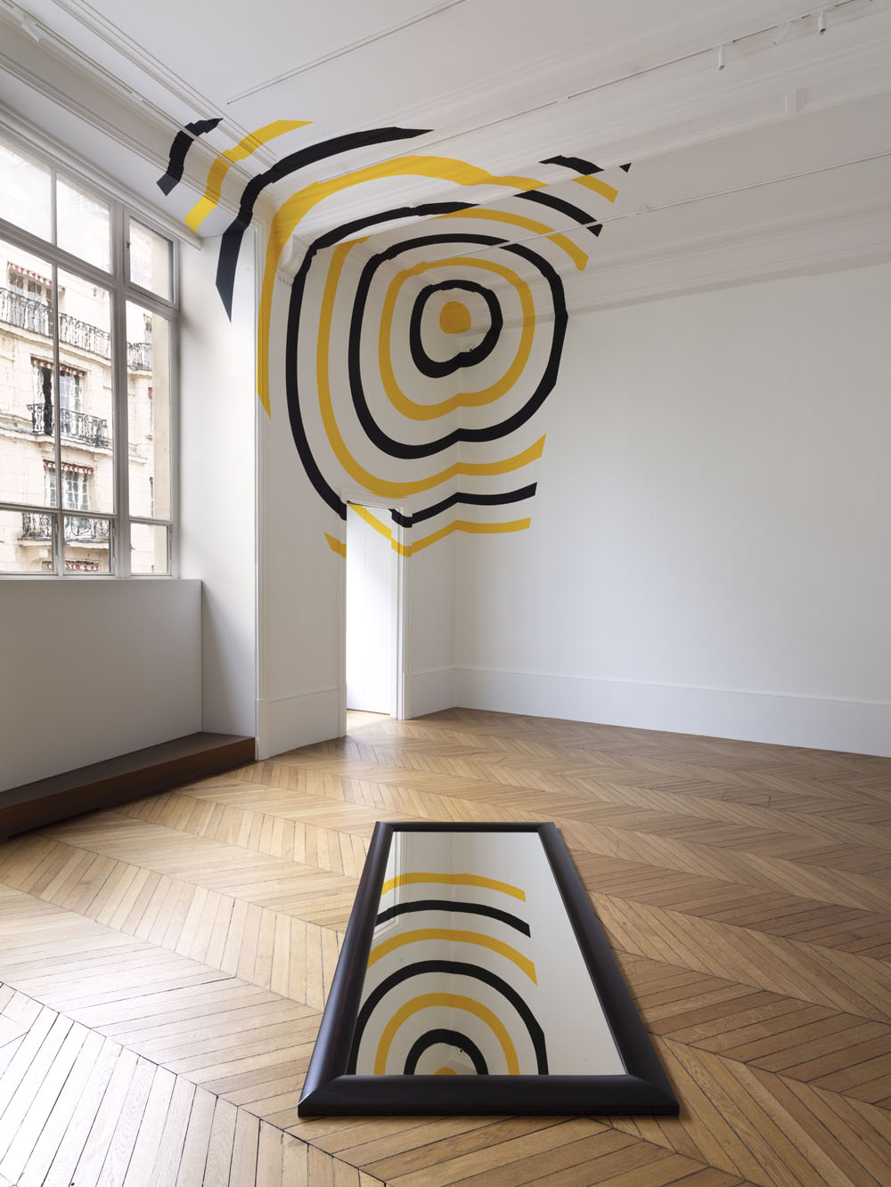 Miroir au sol pour les deux angles, 77 rue du Feaubourg Saint Honoré, Paris, France, Courtesy Albarran Bourdais, 2022, Exposition "D’éclat en éclats", Studio Liaigre