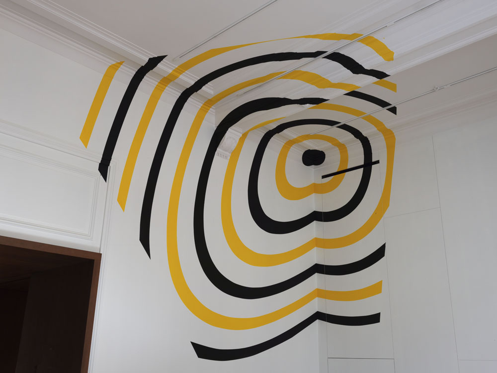 Miroir au sol pour les deux angles, 77 rue du Feaubourg Saint Honoré, Paris, France, Courtesy Albarran Bourdais, 2022, Exposition "D’éclat en éclats", Studio Liaigre
