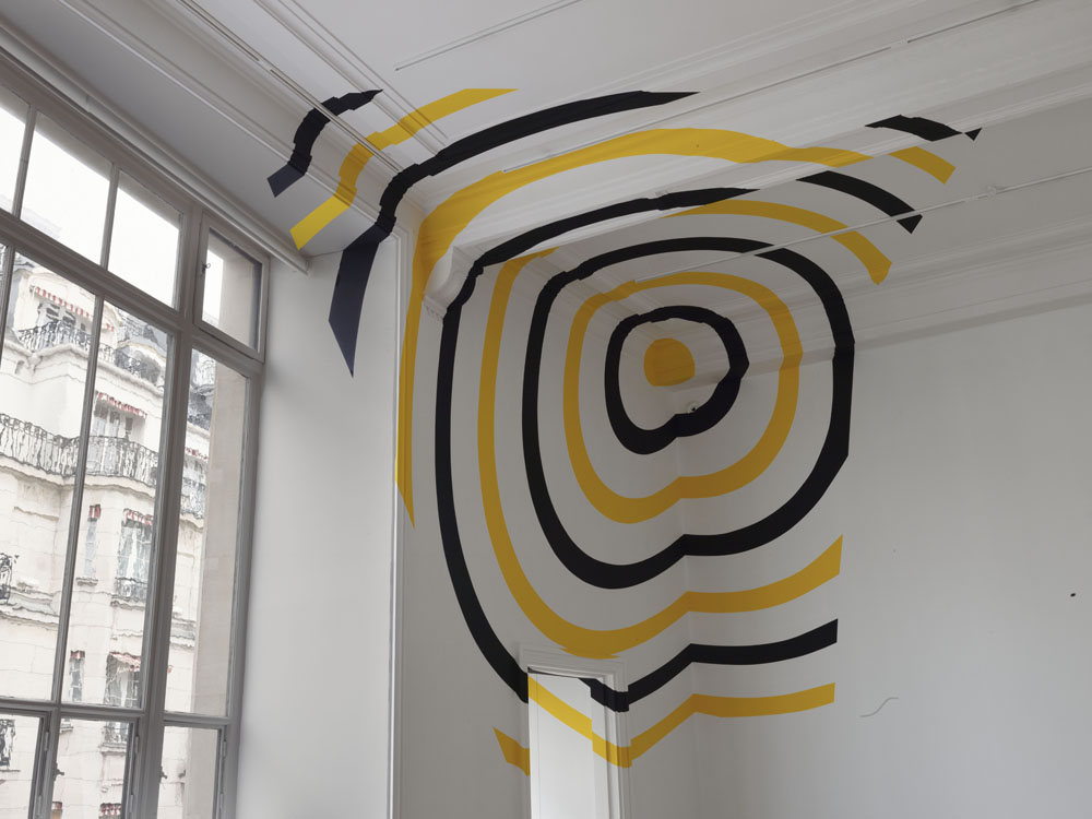Miroir au sol pour les deux angles, 77 rue du Feaubourg Saint Honoré, Paris, France, Courtesy Albarran Bourdais, 2022, Exposition "D’éclat en éclats", Studio Liaigre