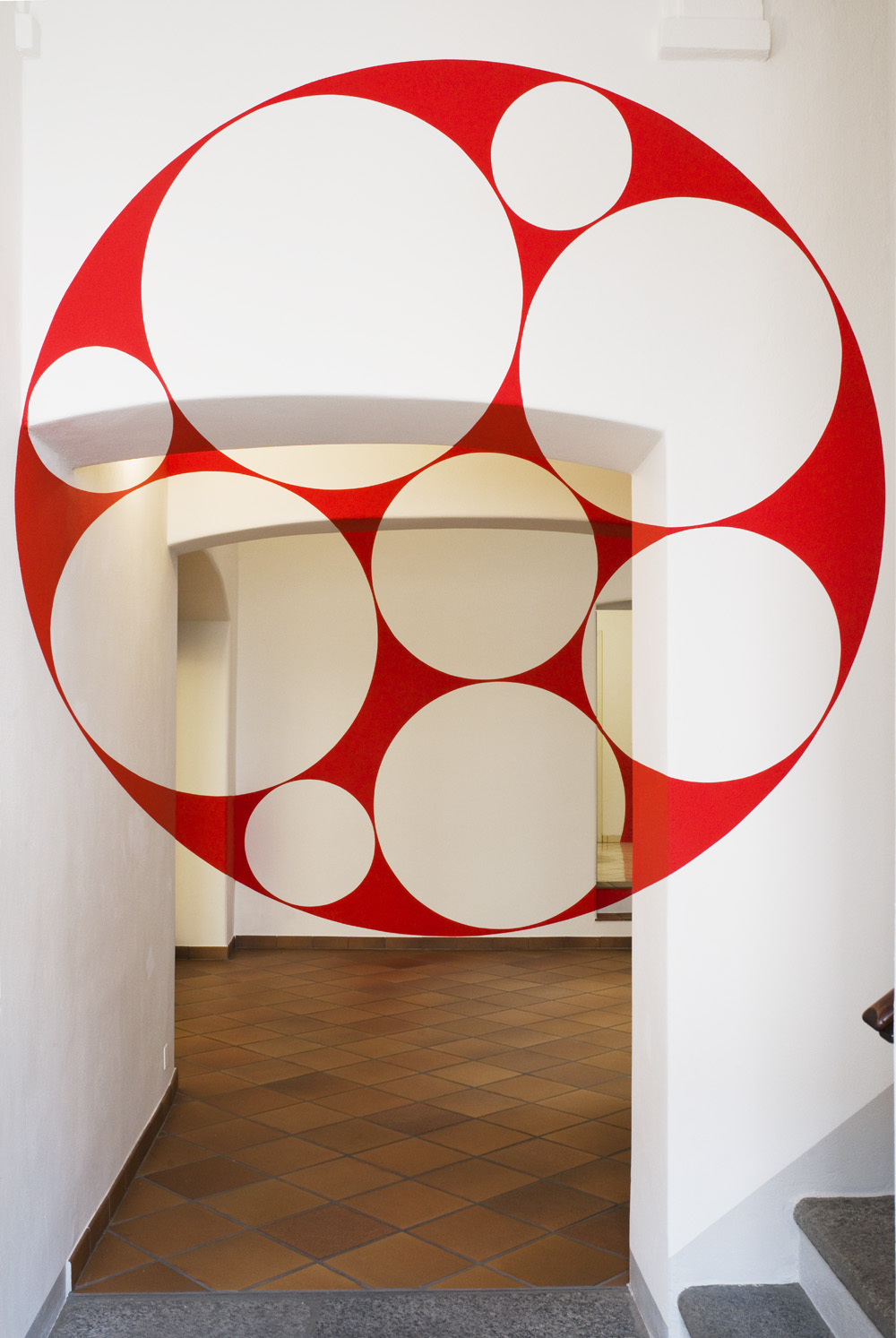 Nove piccoli dischi in uno grande rosso, Locarno, Suisse, 2023, Side specific