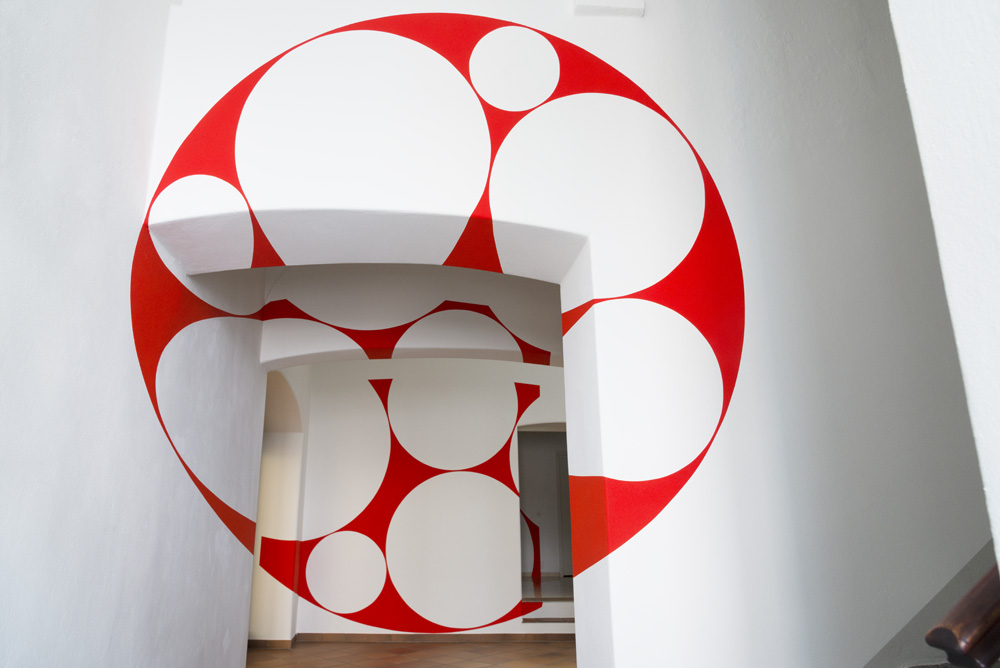 Nove piccoli dischi in uno grande rosso, Locarno, Suisse, 2023, Side specific