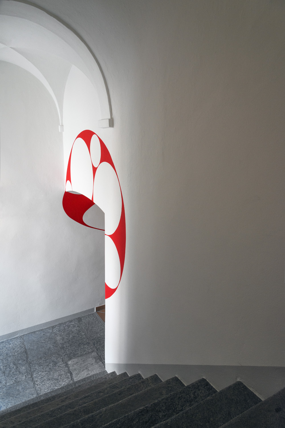 Nove piccoli dischi in uno grande rosso, Locarno, Suisse, 2023, Side specific