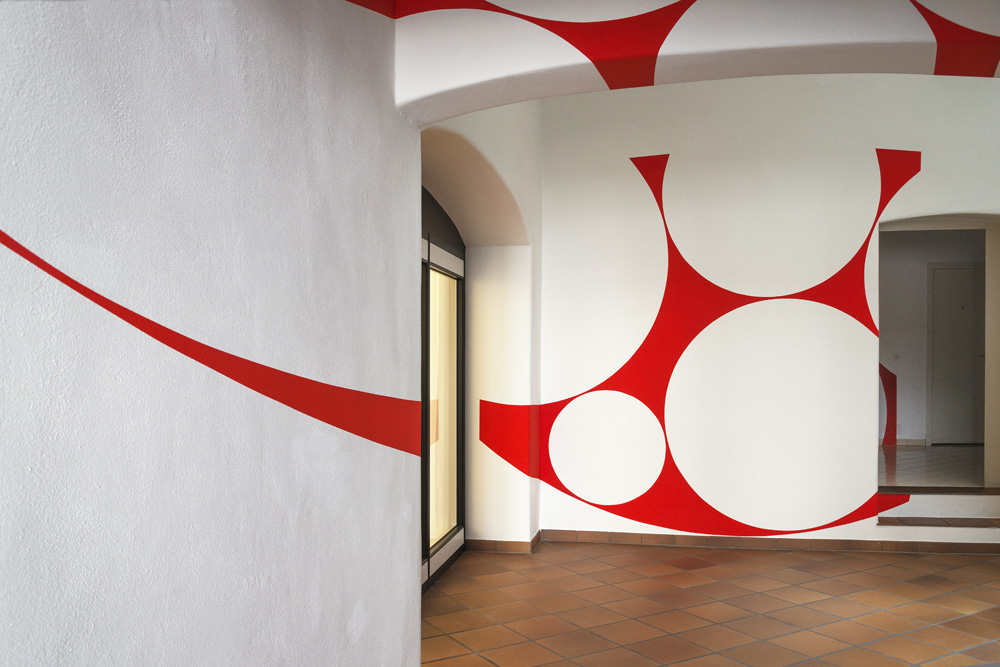 Nove piccoli dischi in uno grande rosso, Locarno, Suisse, 2023, Side specific