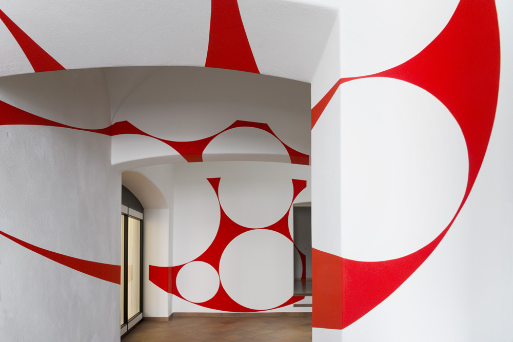 Nove piccoli dischi in uno grande rosso, Locarno, Suisse, 2023, Side specific