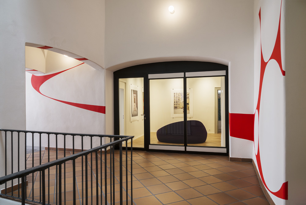 Nove piccoli dischi in uno grande rosso, Locarno, Suisse, 2023, Side specific