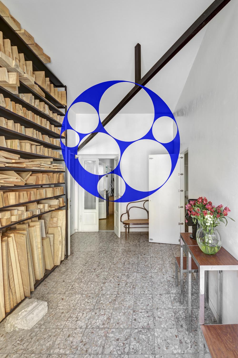 Sette piccoli dischi in uno grande blu, Brescia, Italie, 2023, Side specific