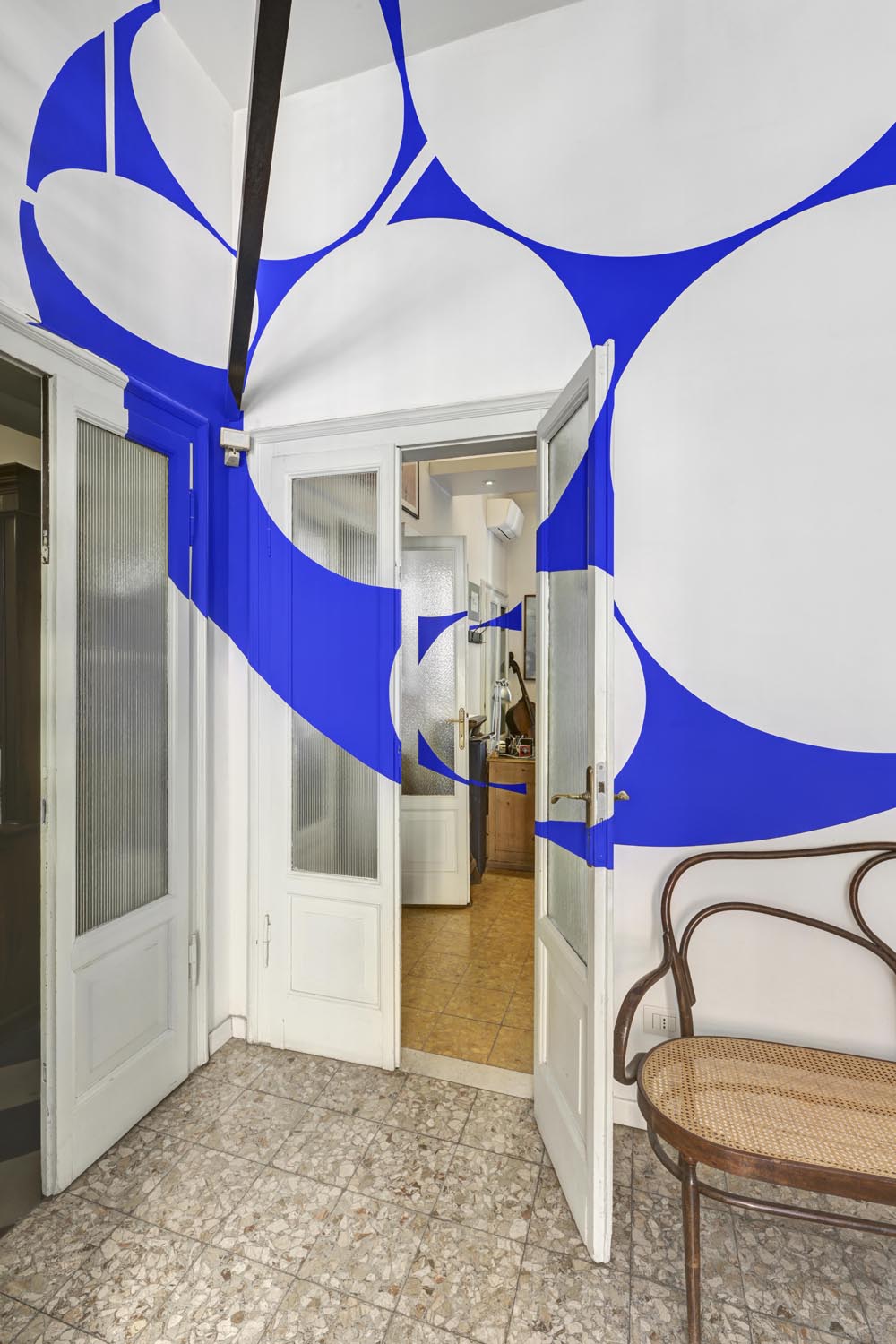 Sette piccoli dischi in uno grande blu, Brescia, Italie, 2023, Side specific
