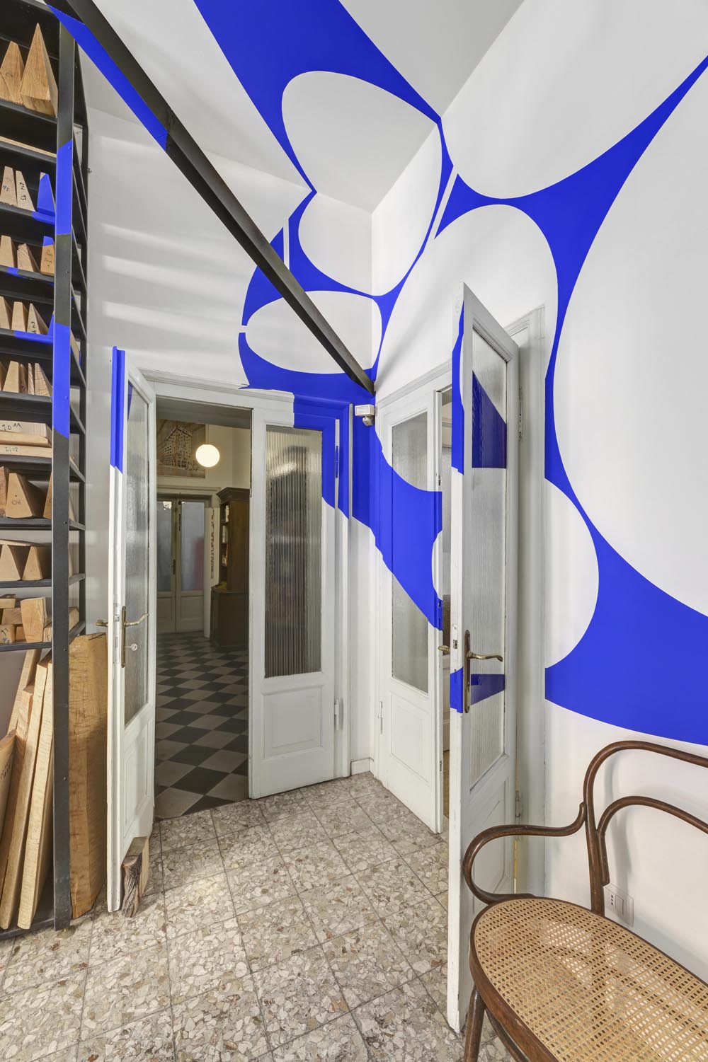 Sette piccoli dischi in uno grande blu, Brescia, Italie, 2023, Side specific