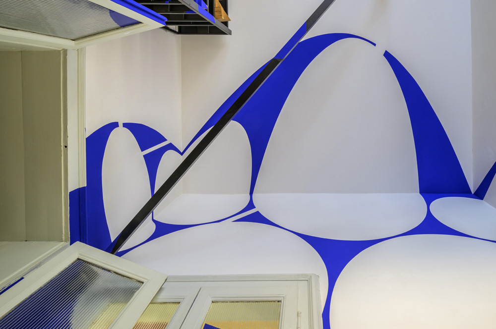 Sette piccoli dischi in uno grande blu, Brescia, Italie, 2023, Side specific