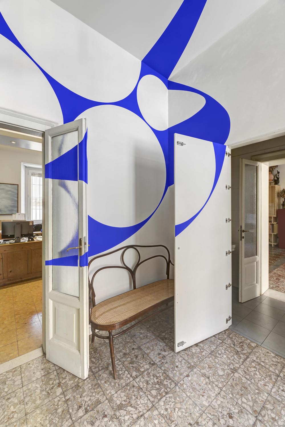Sette piccoli dischi in uno grande blu, Brescia, Italie, 2023, Side specific