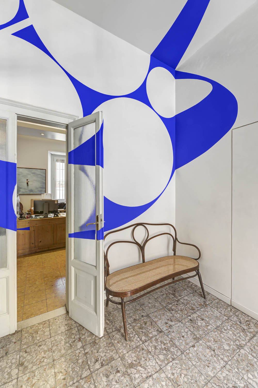 Sette piccoli dischi in uno grande blu, Brescia, Italie, 2023, Side specific