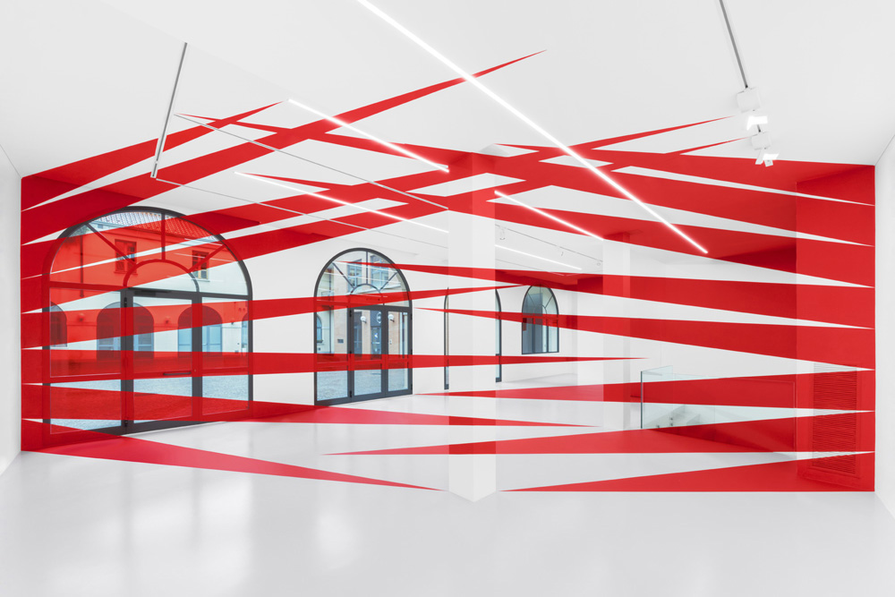 Intreccio di sedici triangoli, 10 A.M. ART Gallery, Milano, Italie, 2023, Esposizione : Rosso giallo e giallo/nero