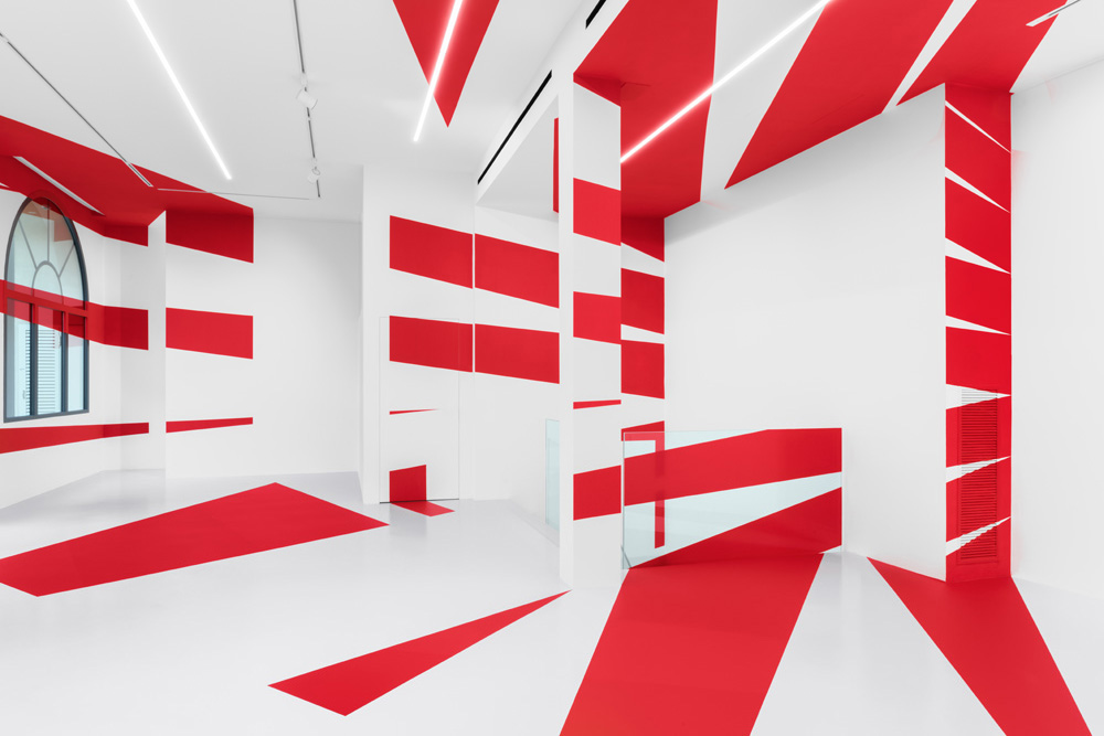 Intreccio di sedici triangoli, 10 A.M. ART Gallery, Milano, Italie, 2023, Esposizione : Rosso giallo e giallo/nero