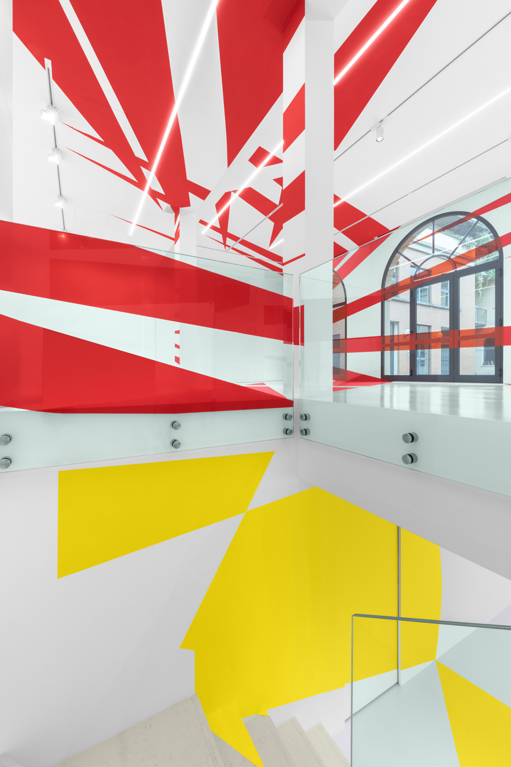 Intreccio di sedici triangoli, 10 A.M. ART Gallery, Milano, Italie, 2023, Esposizione : Rosso giallo e giallo/nero