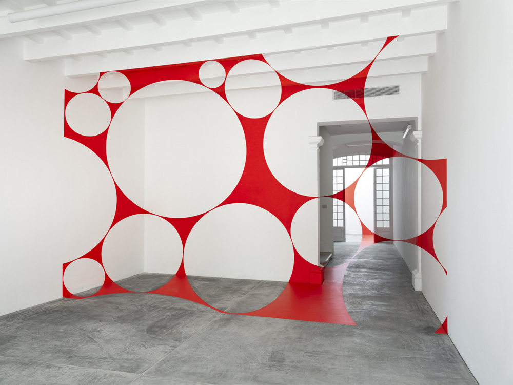 Quadrilatère rouge aux disques, Espagne, 2024, Exibition : Albarràn Bourdais gallery. Menorque.