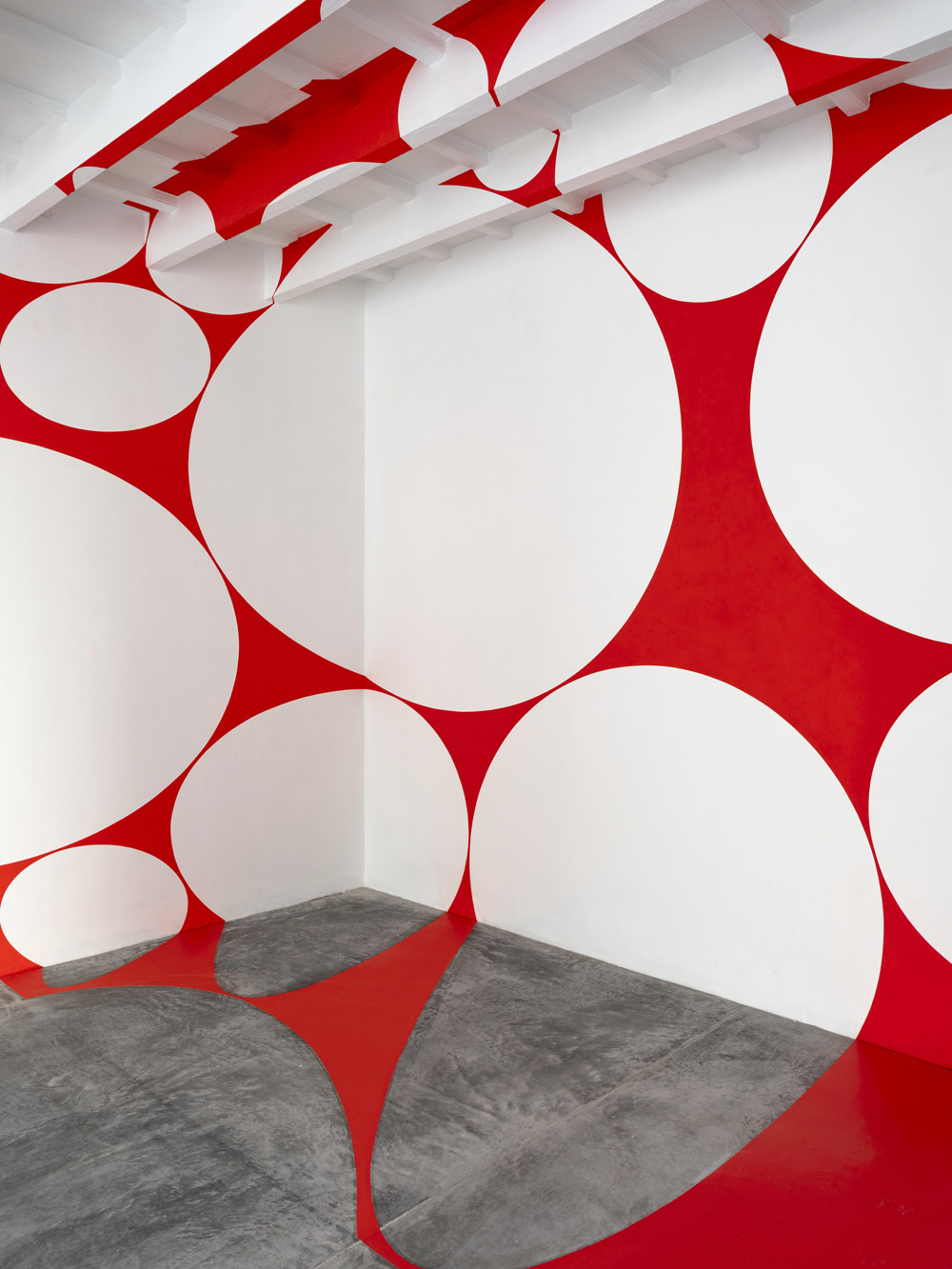 Quadrilatère rouge aux disques, Espagne, 2024, Exibition : Albarràn Bourdais gallery. Menorque.