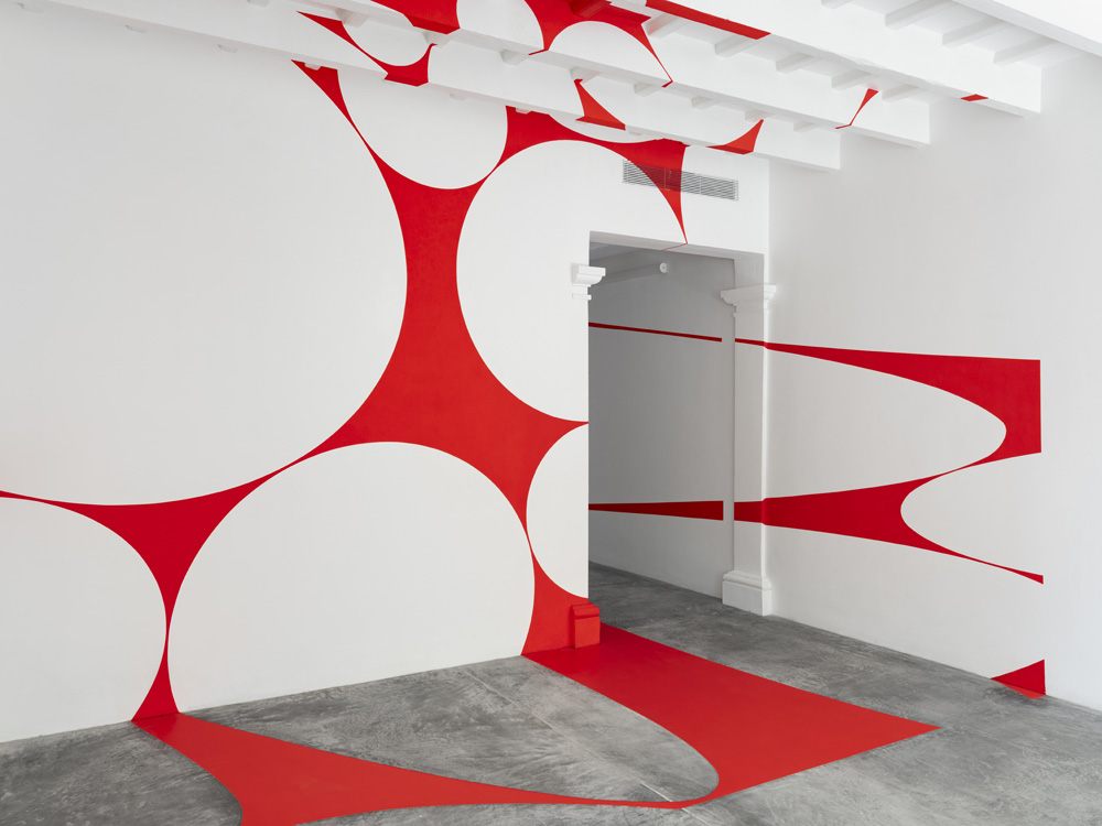 Quadrilatère rouge aux disques, Espagne, 2024, Exibition : Albarràn Bourdais gallery. Menorque.