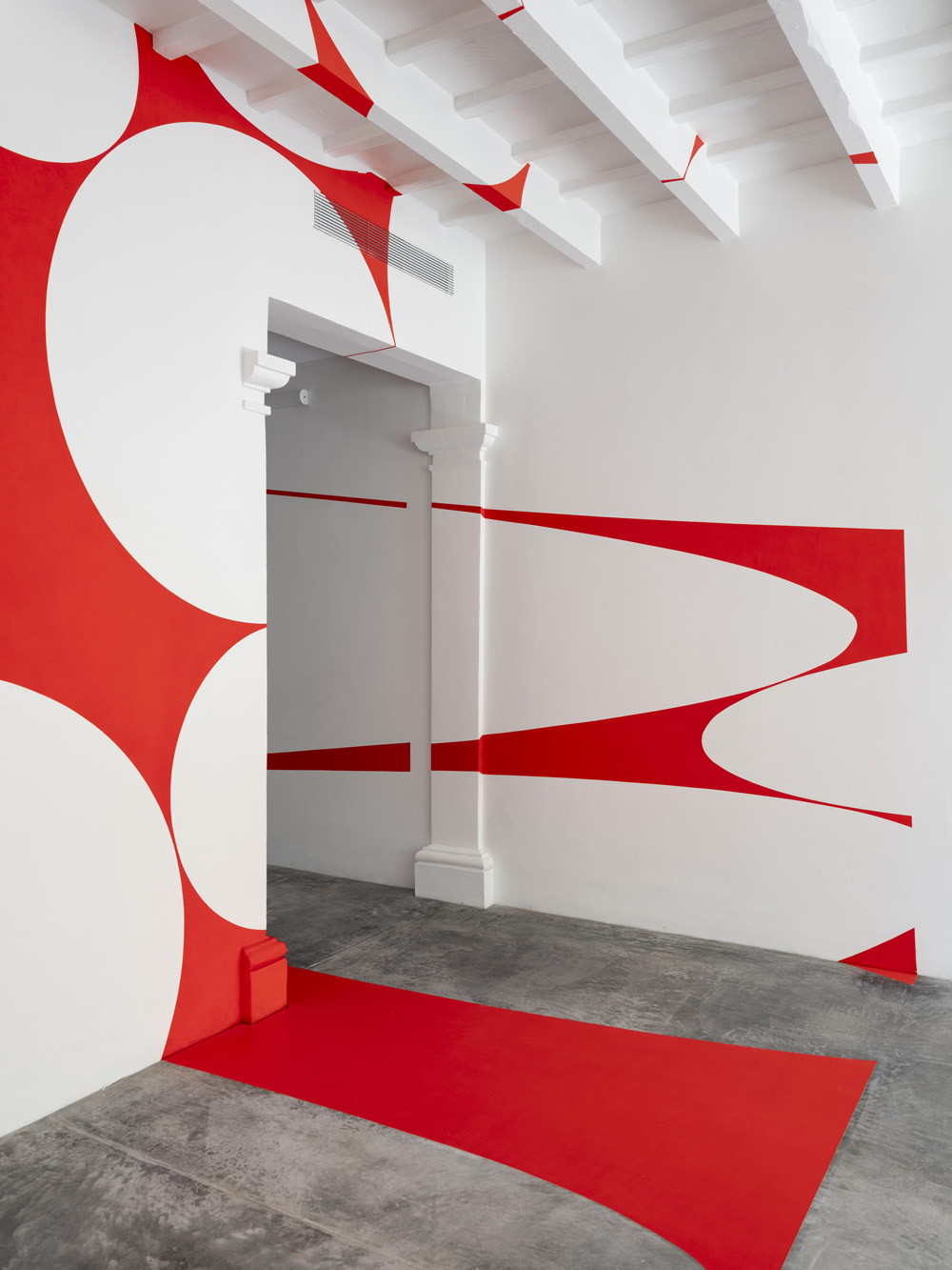Quadrilatère rouge aux disques, Espagne, 2024, Exibition : Albarràn Bourdais gallery. Menorque.