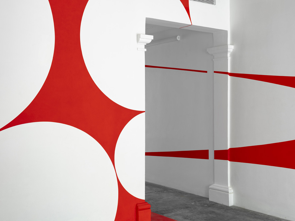 Quadrilatère rouge aux disques, Espagne, 2024, Exibition : Albarràn Bourdais gallery. Menorque.