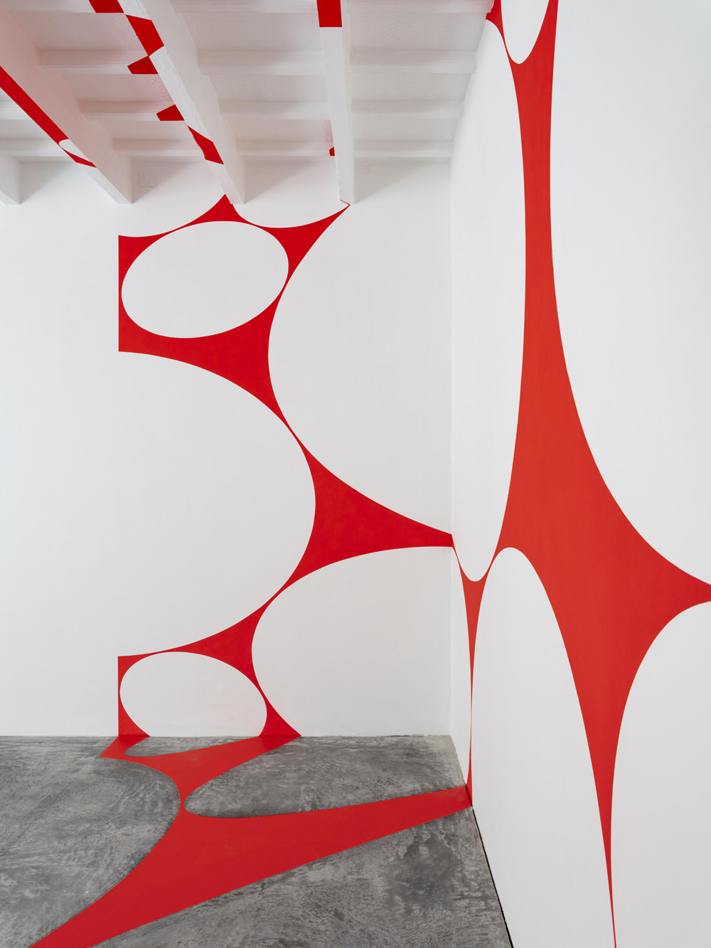 Quadrilatère rouge aux disques, Espagne, 2024, Exibition : Albarràn Bourdais gallery. Menorque.