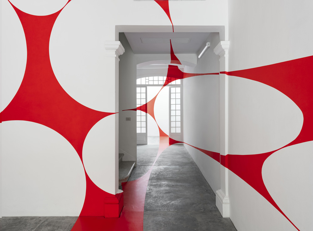 Quadrilatère rouge aux disques, Espagne, 2024, Exibition : Albarràn Bourdais gallery. Menorque.