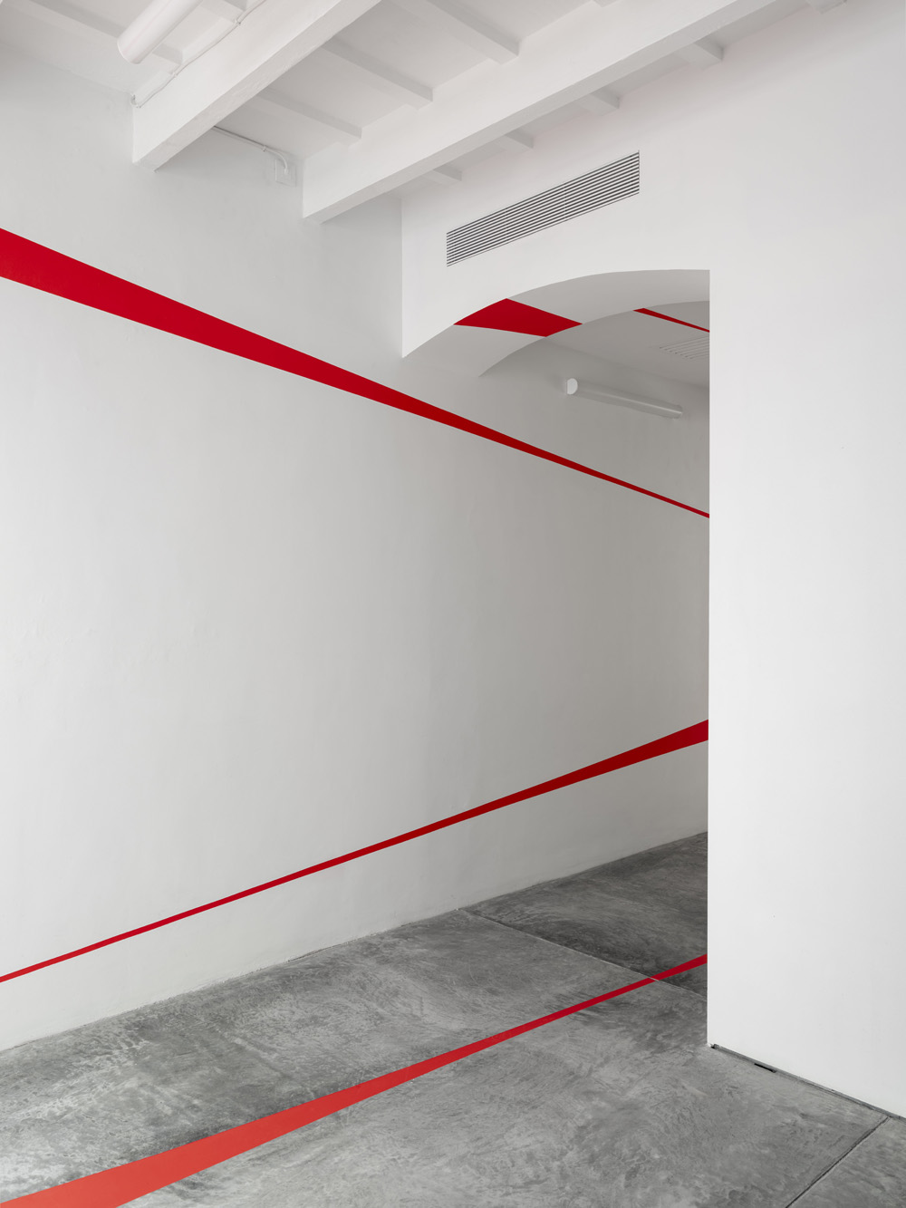 Quadrilatère rouge aux disques, Espagne, 2024, Exibition : Albarràn Bourdais gallery. Menorque.