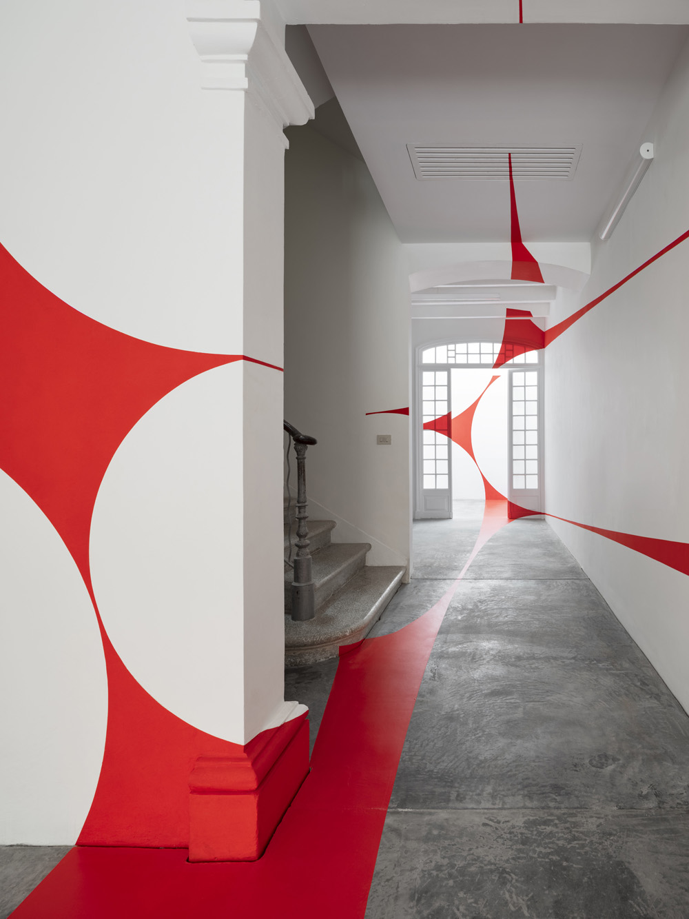 Quadrilatère rouge aux disques, Espagne, 2024, Exibition : Albarràn Bourdais gallery. Menorque.