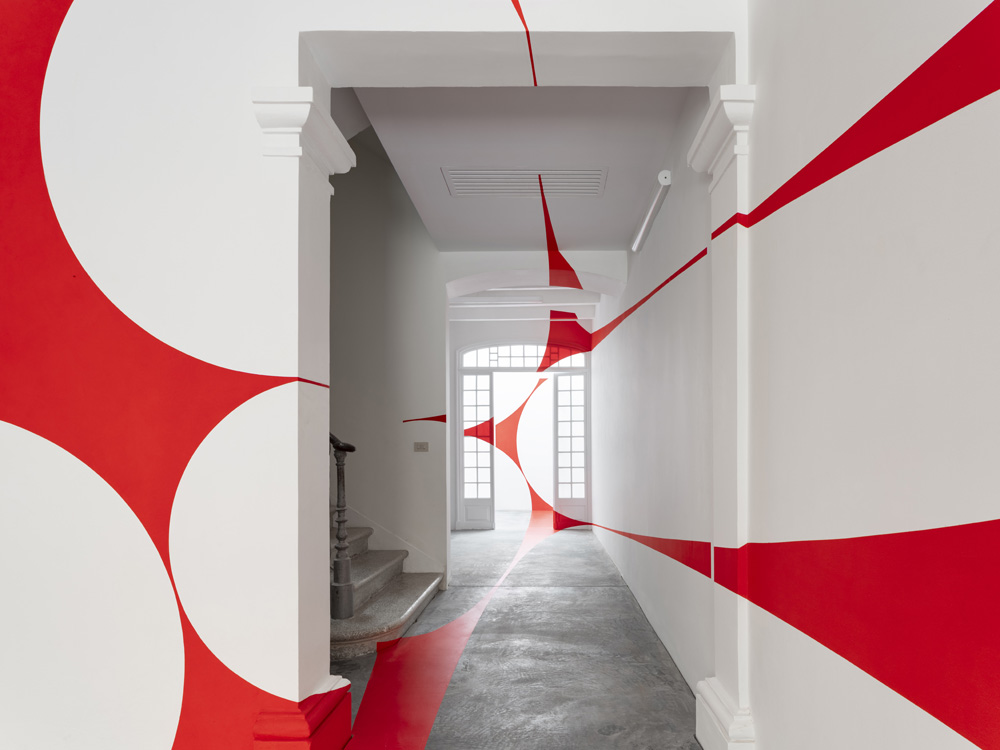 Quadrilatère rouge aux disques, Espagne, 2024, Exibition : Albarràn Bourdais gallery. Menorque.