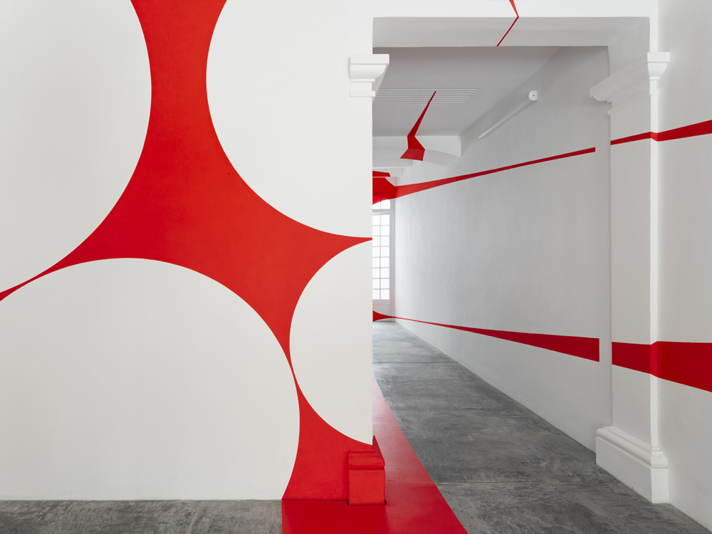 Quadrilatère rouge aux disques, Espagne, 2024, Exibition : Albarràn Bourdais gallery. Menorque.