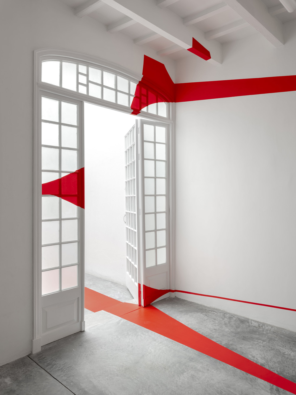 Quadrilatère rouge aux disques, Espagne, 2024, Exibition : Albarràn Bourdais gallery. Menorque.