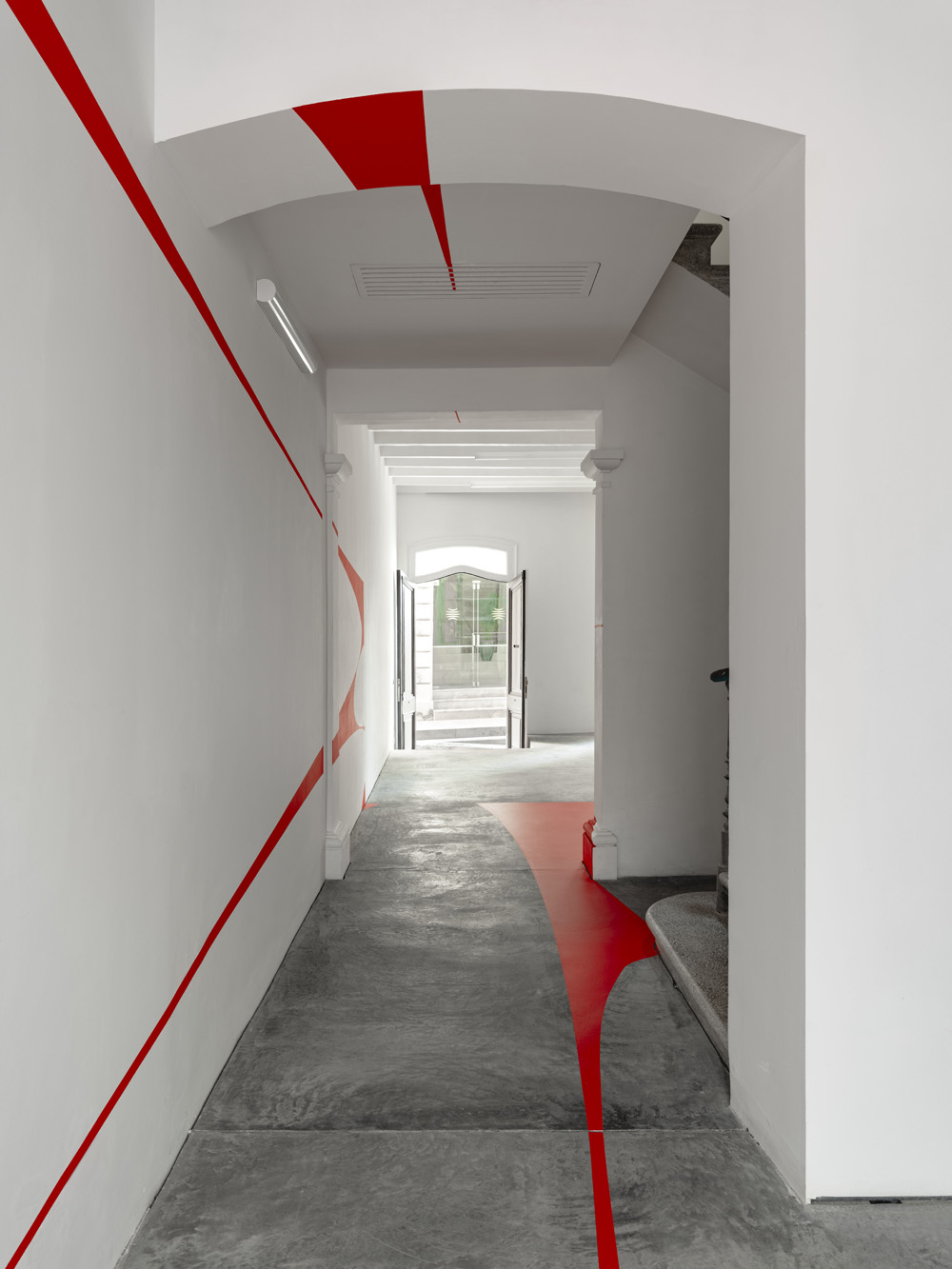 Quadrilatère rouge aux disques, Espagne, 2024, Exibition : Albarràn Bourdais gallery. Menorque.