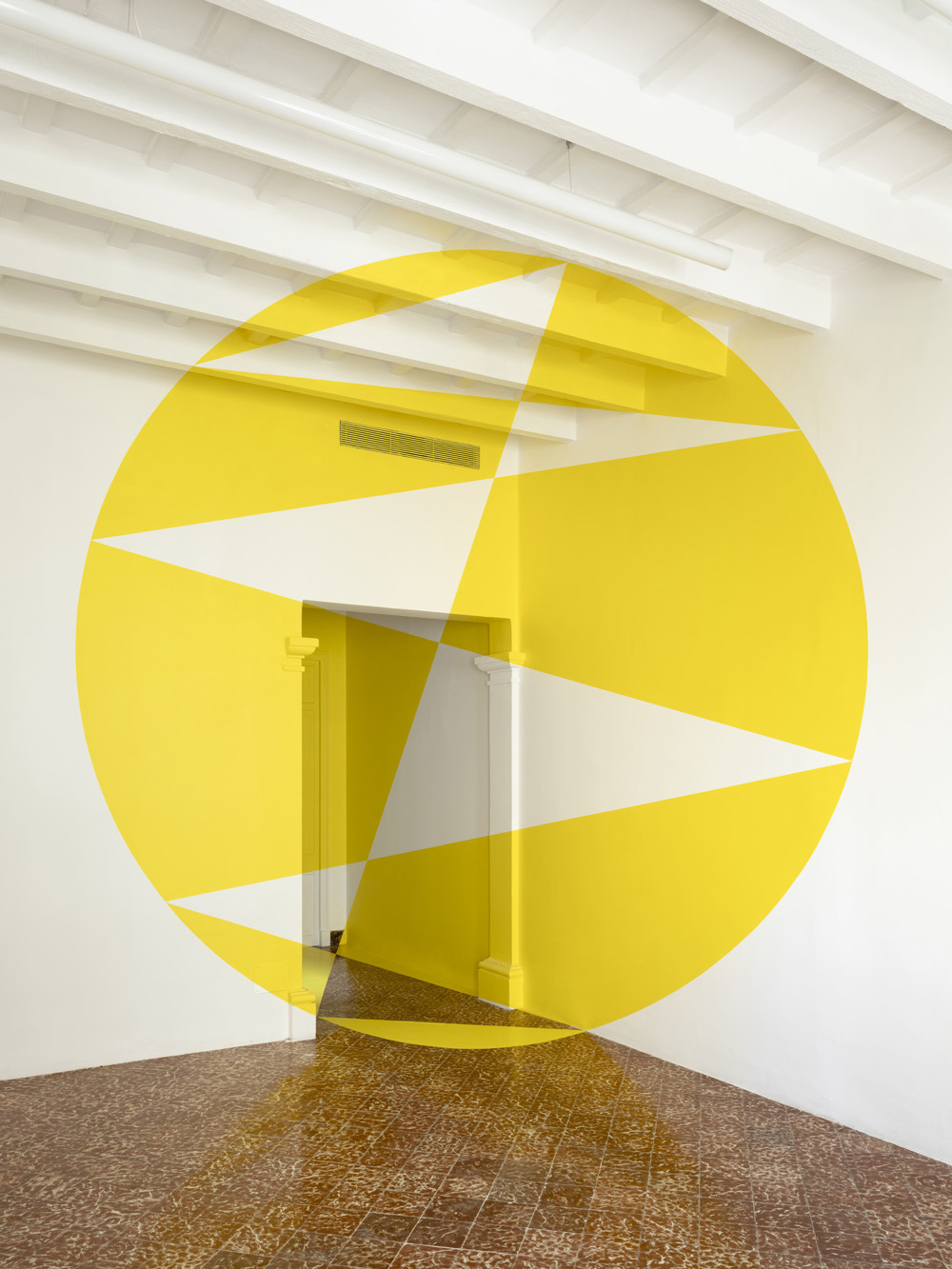 Zig Zag nel disco giallo, Exibition: Albarràn Bourdais gallery. Menorque., Espagne, 2024, Actualisation n°1, Mahon, Minorque. 2024