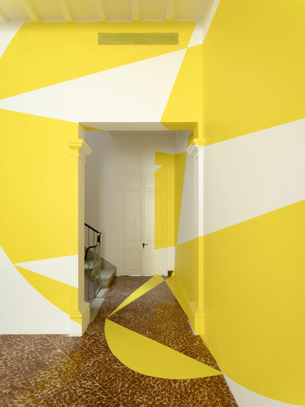 Zig Zag nel disco giallo, Exibition: Albarràn Bourdais gallery. Menorque., Espagne, 2024, Actualisation n°1, Mahon, Minorque. 2024