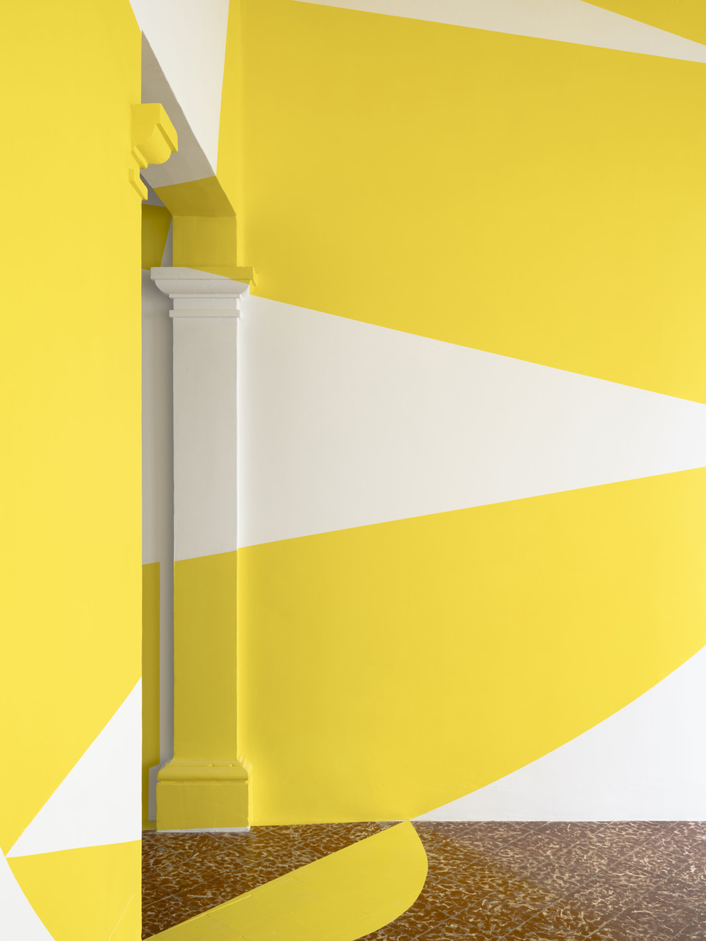 Zig Zag nel disco giallo, Exibition: Albarràn Bourdais gallery. Menorque., Espagne, 2024, Actualisation n°1, Mahon, Minorque. 2024