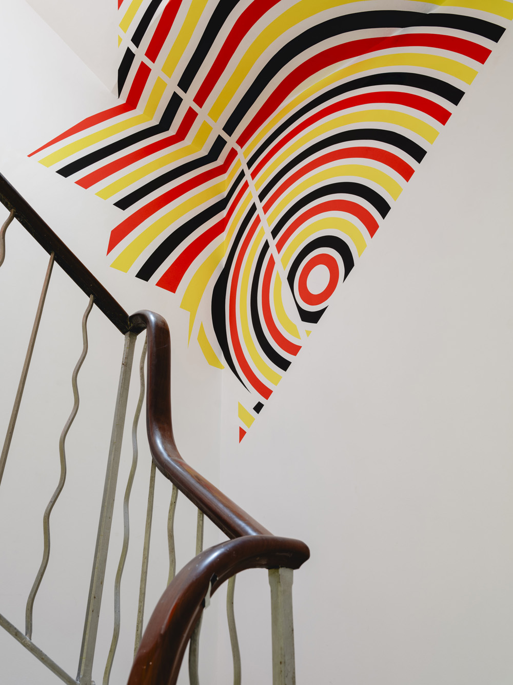 Triangle d’arcs et de cercles rouge, noir et jaune, Espagne, 2024, Exibition: Albarràn Bourdais gallery. Menorque.