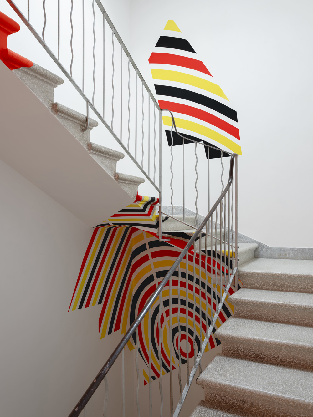 Triangle d’arcs et de cercles rouge, noir et jaune, Espagne, 2024, Exibition: Albarràn Bourdais gallery. Menorque.