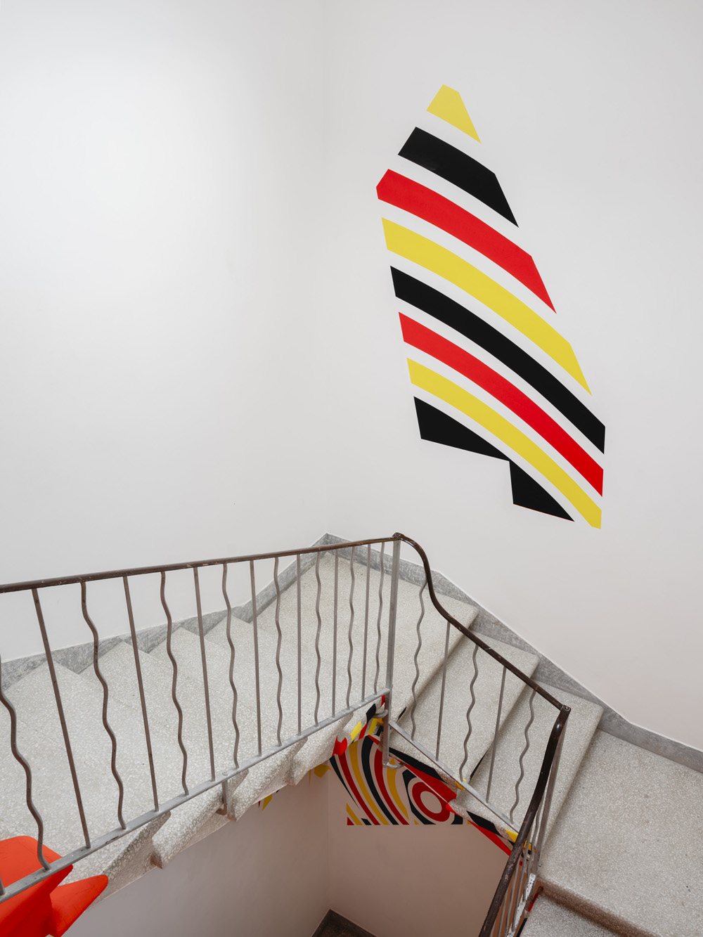 Triangle d’arcs et de cercles rouge, noir et jaune, Espagne, 2024, Exibition: Albarràn Bourdais gallery. Menorque.