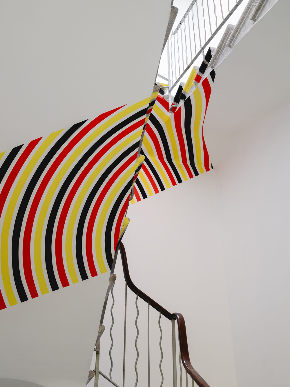 Triangle d’arcs et de cercles rouge, noir et jaune, Espagne, 2024, Exibition: Albarràn Bourdais gallery. Menorque.