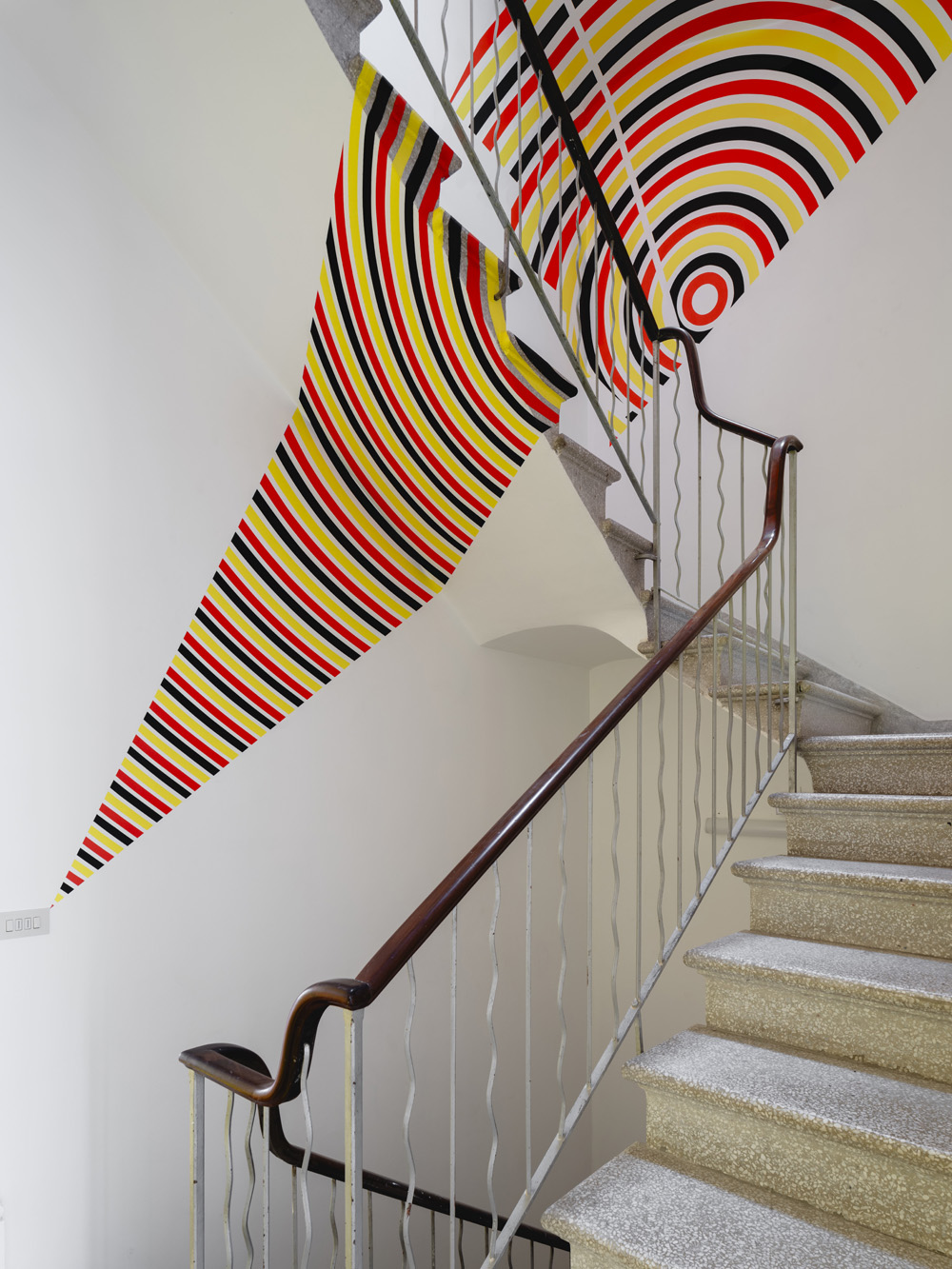 Triangle d’arcs et de cercles rouge, noir et jaune, Espagne, 2024, Exibition: Albarràn Bourdais gallery. Menorque.